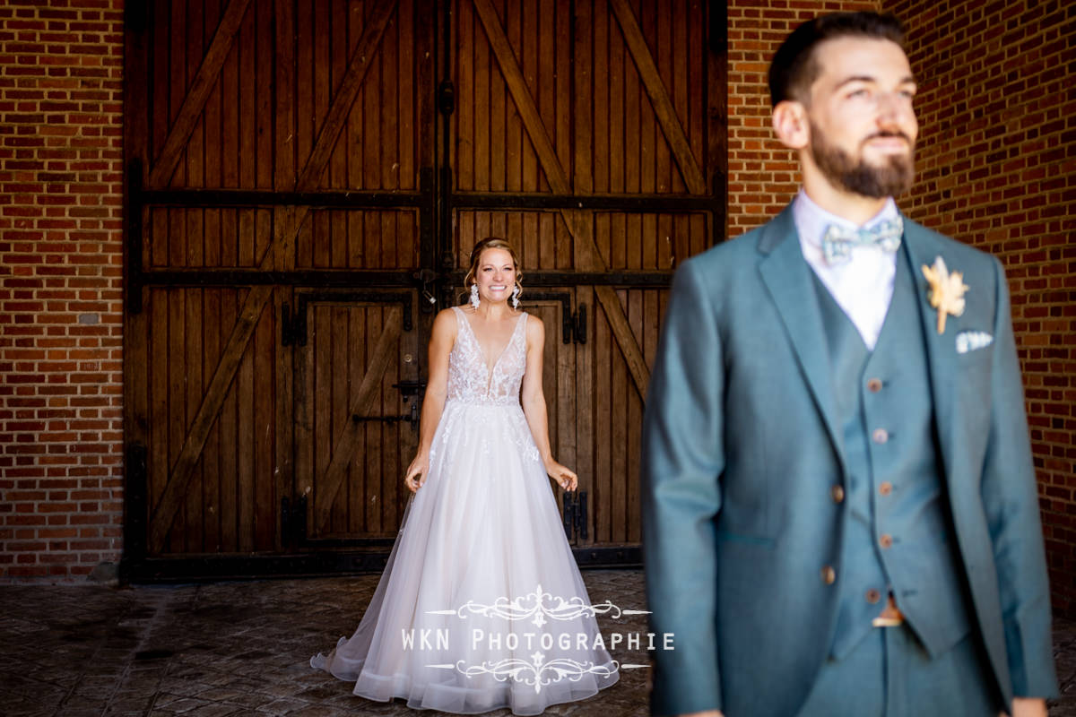 Claire, impatiente et heureuse, s'avance pour découvrir Corentin lors de leur premier regard.
